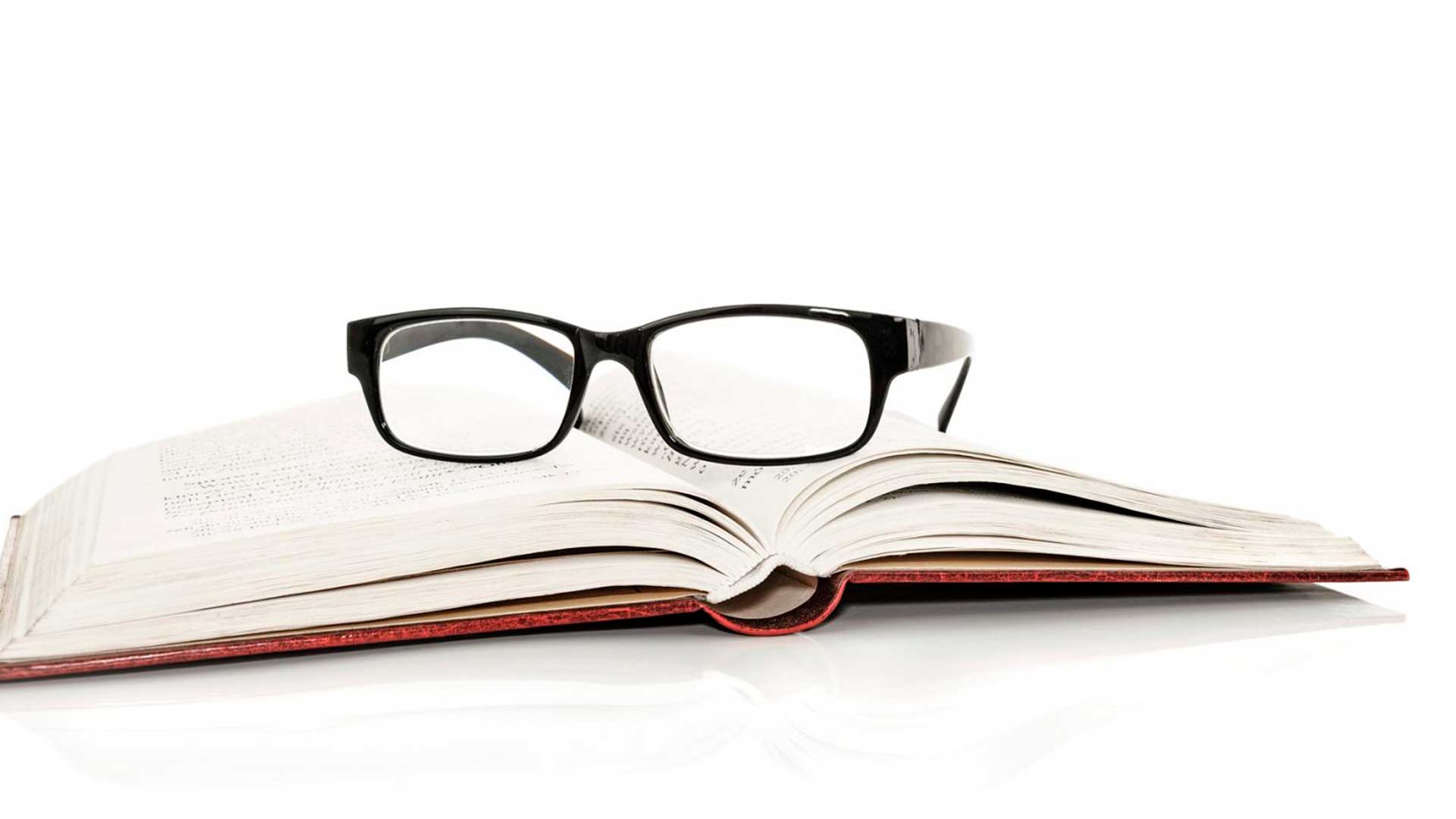 Os-colirios-podem-substituir-os-oculos-de-leitura